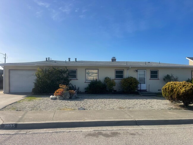 Primary Photo - Spacious 3 Bedroom 2 Bath Home in Seaside