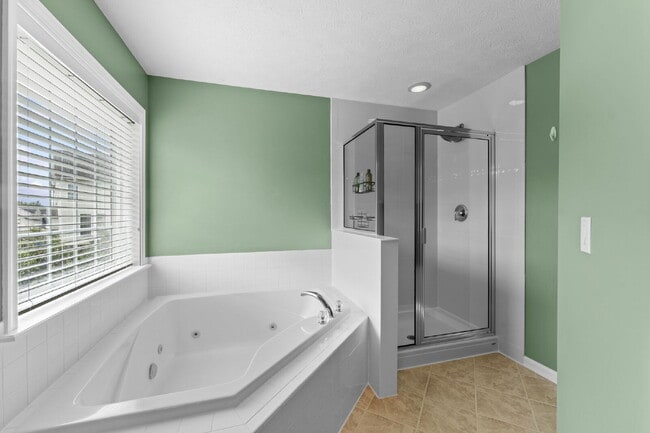 Building Photo - Welcome home to this well-maintained 4-bed...