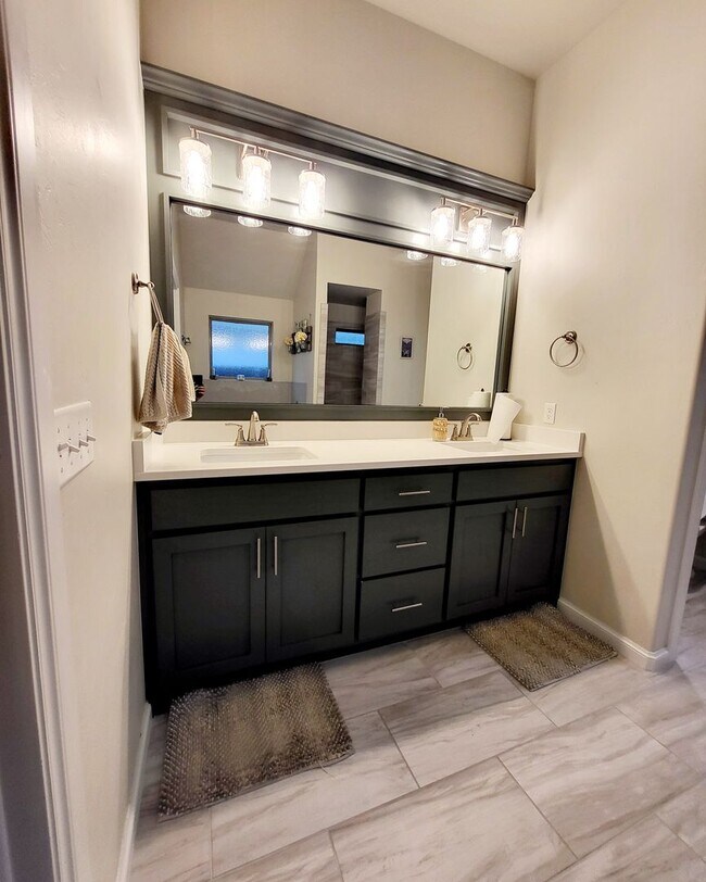 Building Photo - You Could Call This Beautiful 4-Bed, 2-Bat...