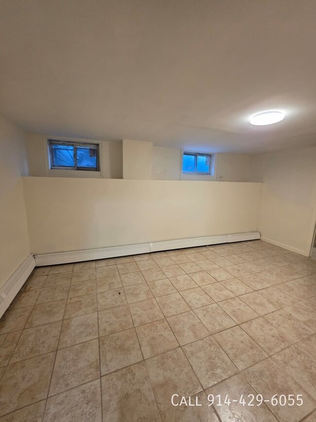 Building Photo - 104 Oak St