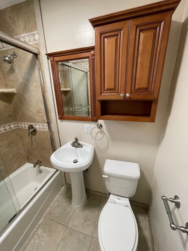 Building Photo - 71 Suffolk Ave