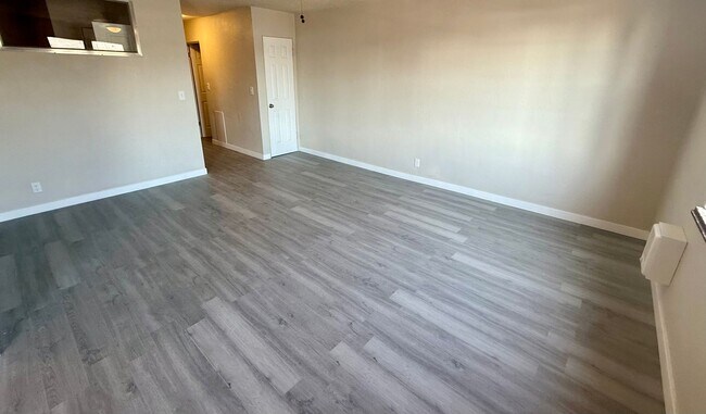 Building Photo - Renovated 1 Bedroom Available Now! All Uti...