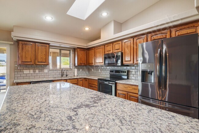 Building Photo - FURNISHED AVAILABLE APRIL THROUGH SEPTEMBER 2026