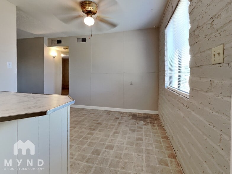 Building Photo - 912 S Dorsey Ln