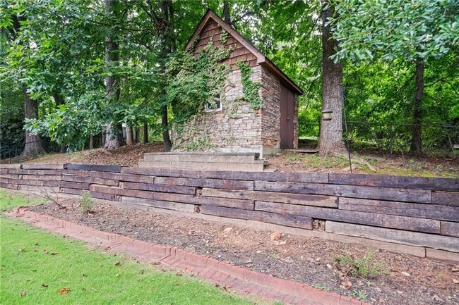 Building Photo - 10965 Pinehigh Dr