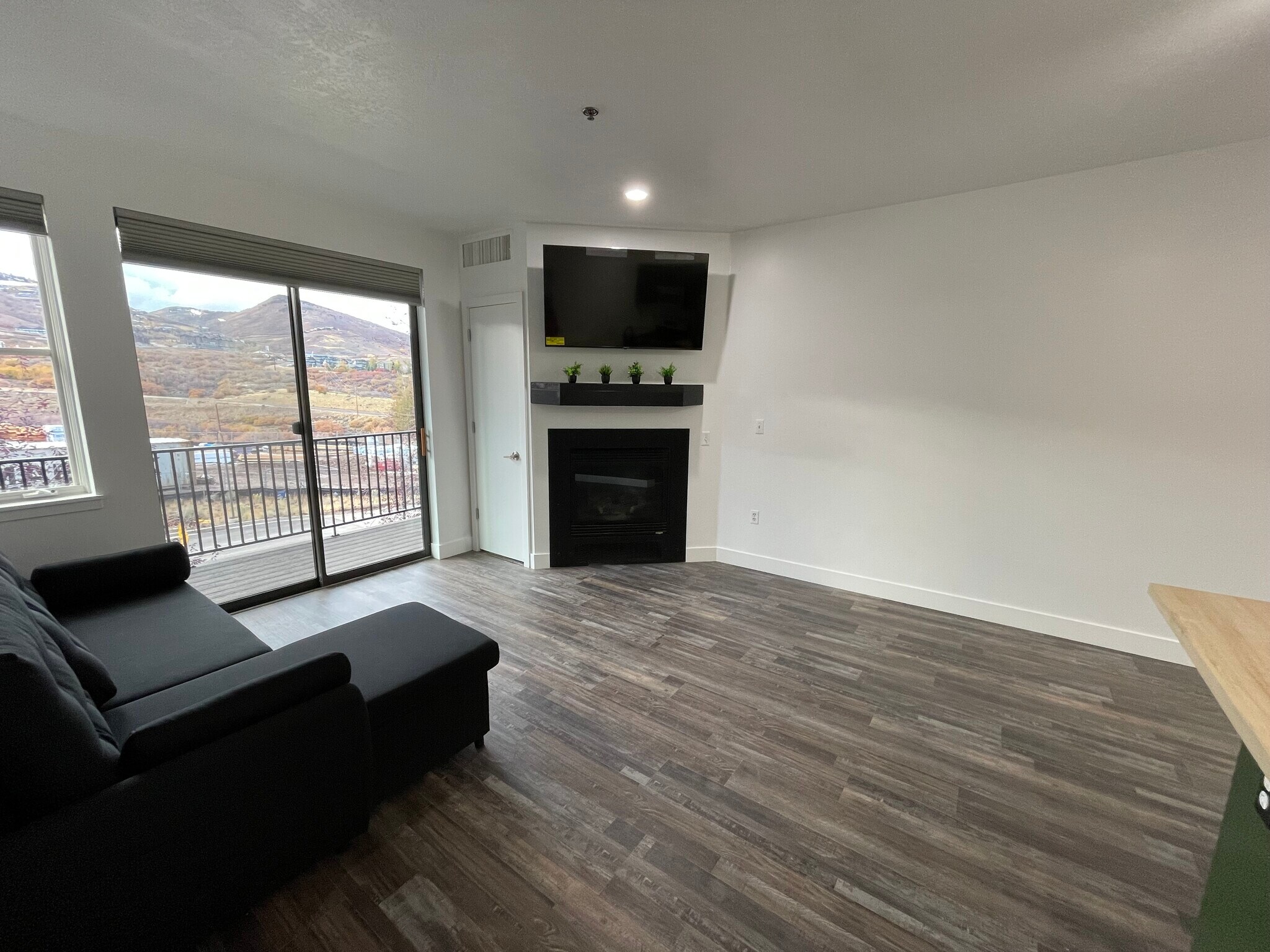 Building Photo - 1364 W Stillwater Dr