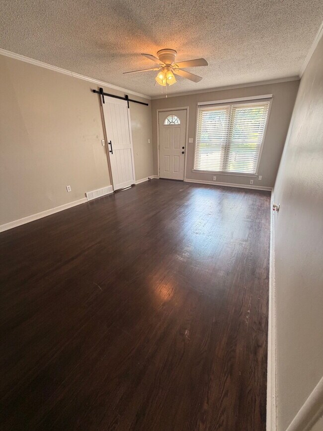 Building Photo - Charming 3-Bedroom  1-bath Kansas City Home with Beautiful Hardwood Floors!