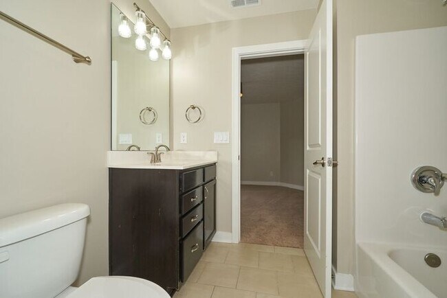 Building Photo - Beautiful 5 Bedroom With Finished Basement in Fishers