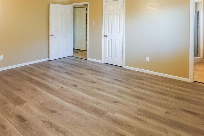 Building Photo - 5030 Summit Lodge Dr