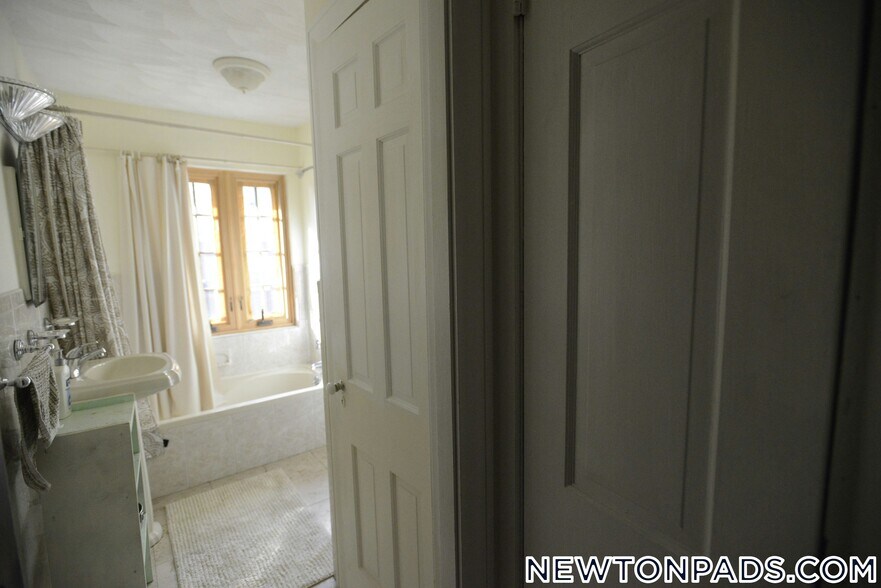 Building Photo - 17 Chestnut Hill Terrace