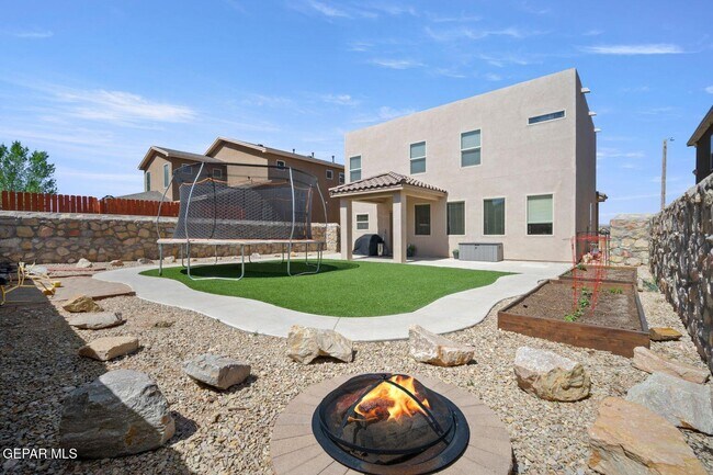 Building Photo - 3825 Loma Reina