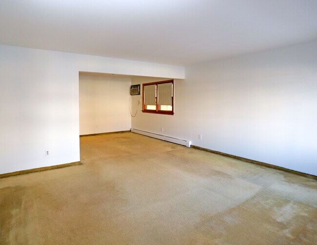 Building Photo - 15 Bleecker St