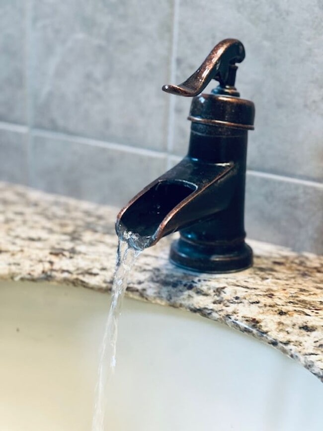 Building Photo - Spacious 2 bedroom 1 bath house for rent with large Garage & off st. parking