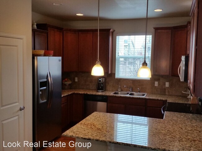 Building Photo - 3 br, 2.5 bath House - 2234 Tamarac St