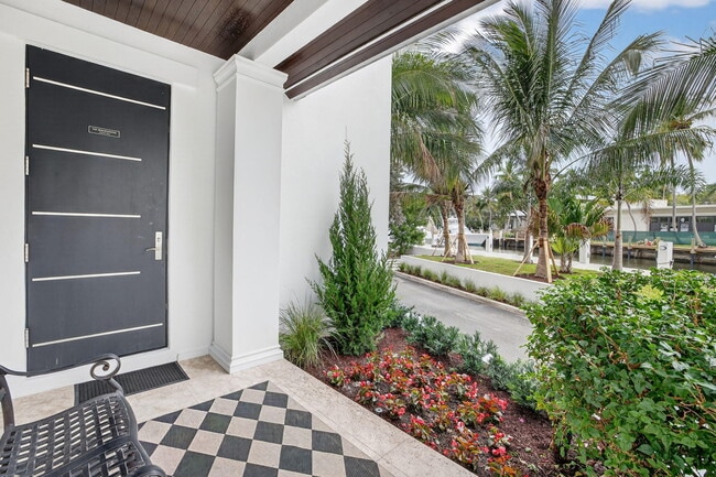 Building Photo - 400 Mola Ave