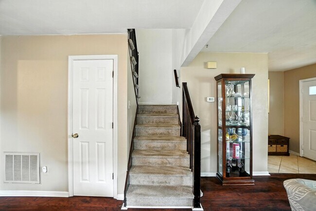 Building Photo - 1308 Summerset Ct