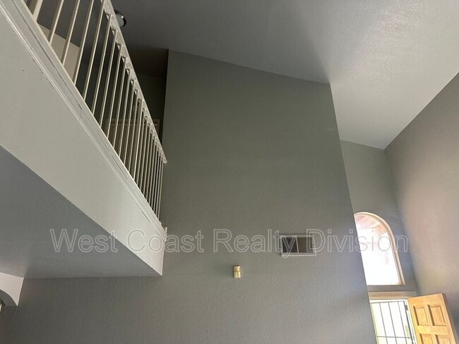 Building Photo - 1847 S Raintree Pl