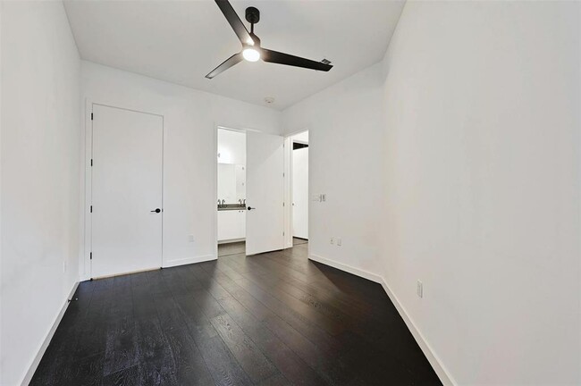 Building Photo - 800 Embassy Dr