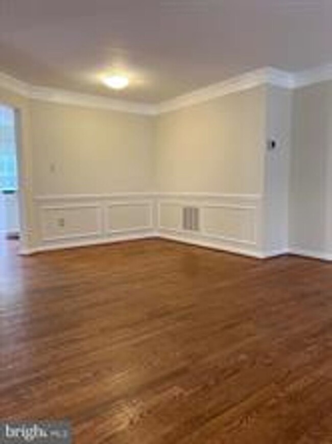 Building Photo - BEAUTIFUL END UNIT TH NEAR DOWNTOWN ROCKVILLE