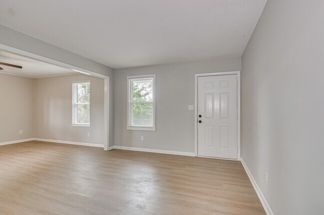 Building Photo - 208 Foxdale Dr