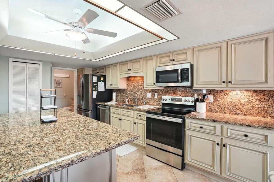 Building Photo - 27581 Hacienda E Blvd