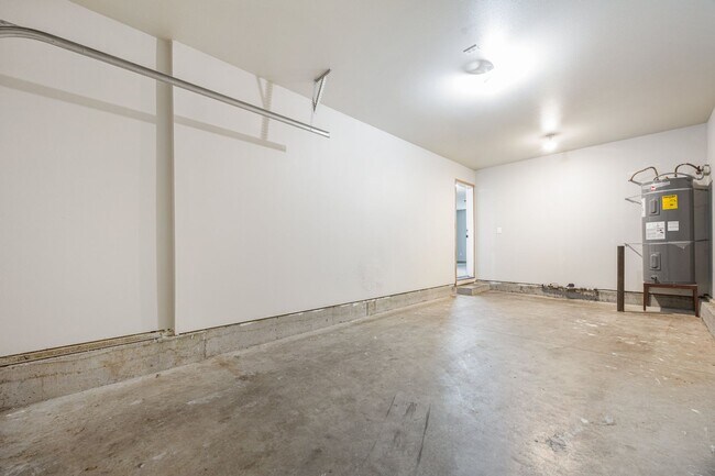 Building Photo - 4Bed/2.5 Bath available in SE Portland