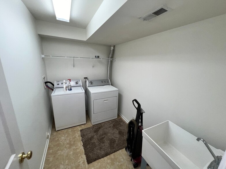 Building Photo - 806 Lewisburg Ln