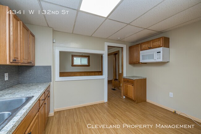 Building Photo - Updated West Side Colonial