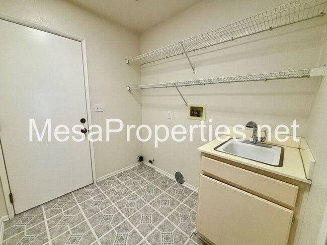Building Photo - 2816 W Fairview Dr