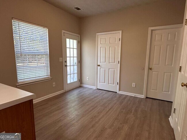 Building Photo - 305 Hulan Way