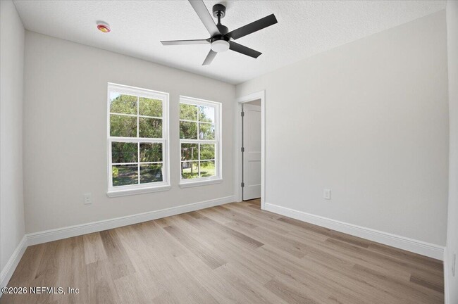 Building Photo - 206 W Fox St