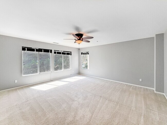 Building Photo - Stunning 4B/2.5BA House in Vista!