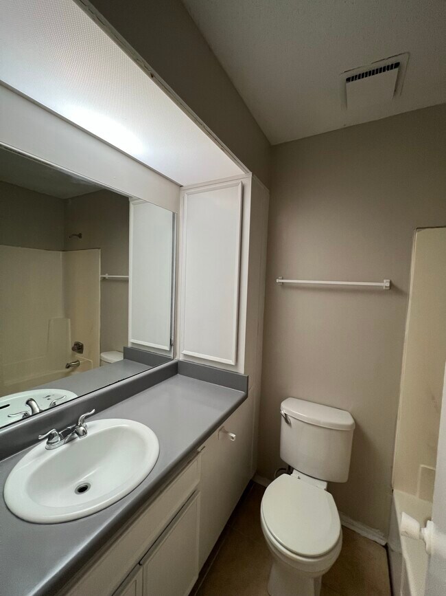 Building Photo - 6473 Klinect Ct