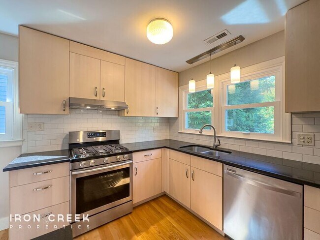 Building Photo - 12 Chateau Pl