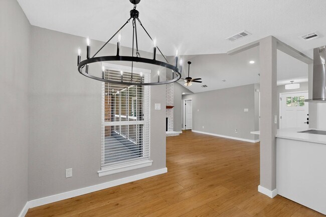 Building Photo - 215 Aspenway Dr
