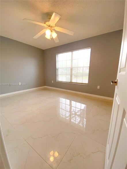 Building Photo - 487 SE 20th Dr