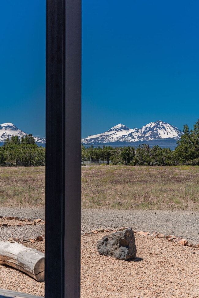 Building Photo - Luxury Home for Rent – Expansive Acreage, ...