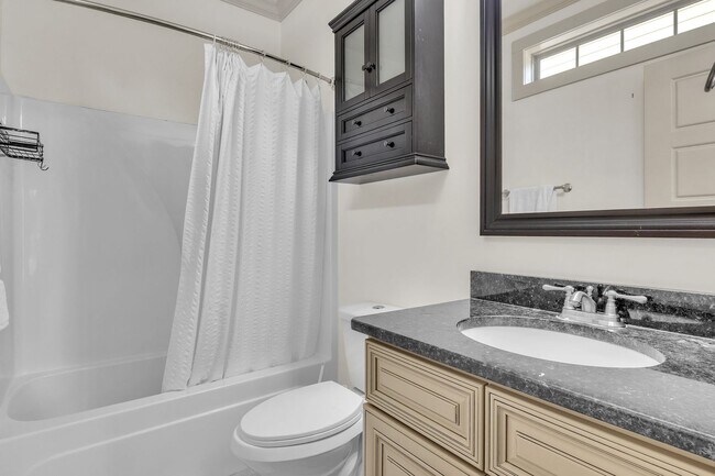 Building Photo - Large 3 Bedroom Townhome with All Appliances Included
