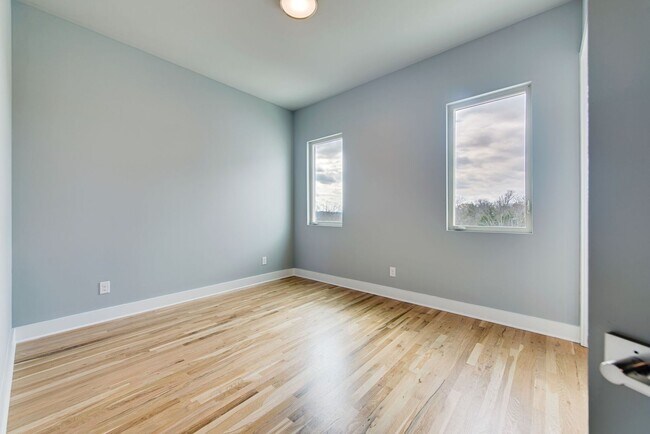 Building Photo - Youngs Lane Luxury Townhome