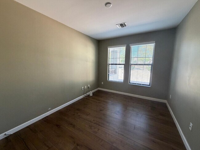 Building Photo - 7291 N Scottsdale Rd