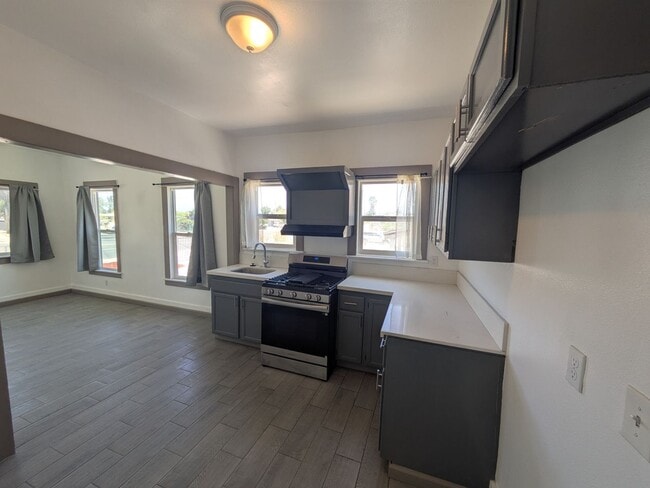 Building Photo - Bright & Clean 2 Bed | 1 Bath Home With a separate Den– 906 Sq. Ft. with Private Parking! Now Ava...