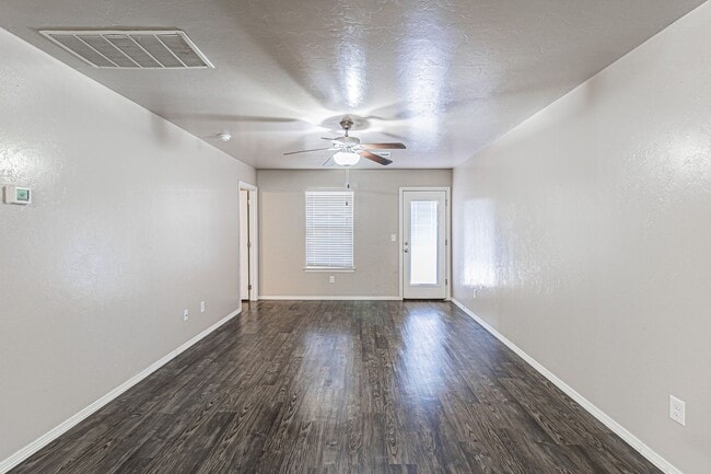 Building Photo - Buena Vida awaits for you!