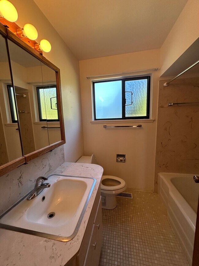 Building Photo - 3 Bedroom 1 bathroom home in Mukilteo