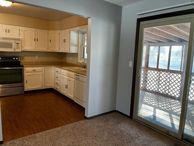 Building Photo - 3 Bed/3 Bath with Fenced in Yard!