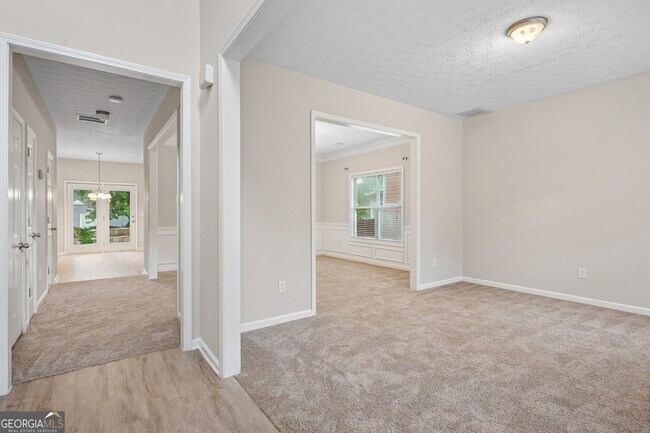 Building Photo - 2040 Village Green Dr