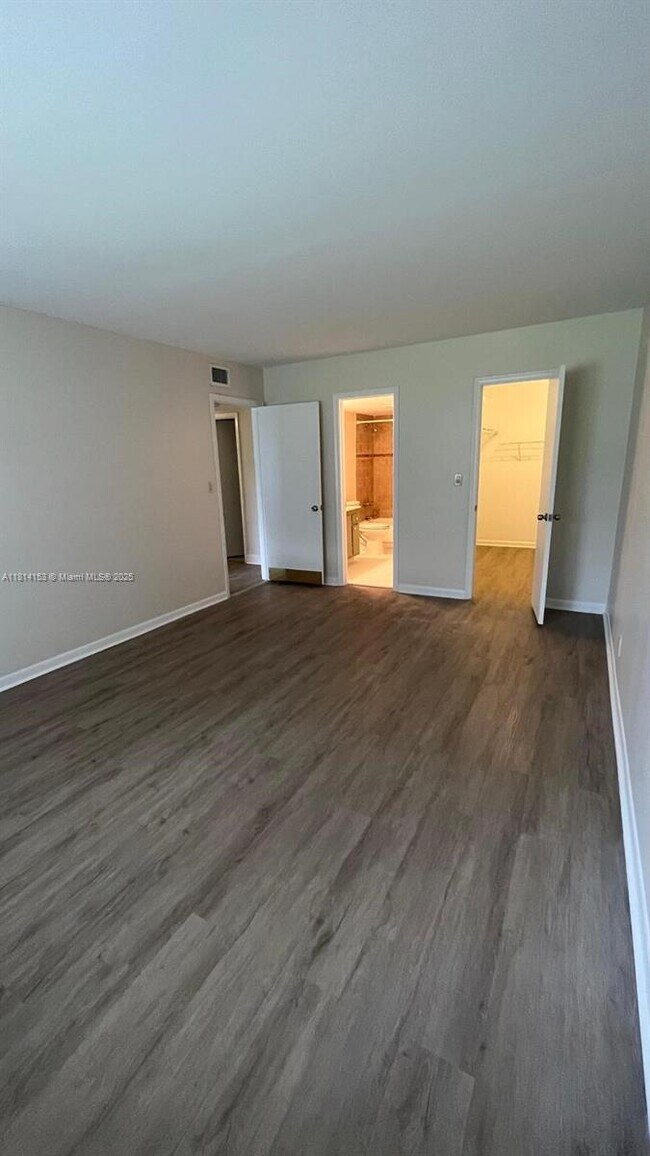 Building Photo - 3123 Oakland Shores Dr