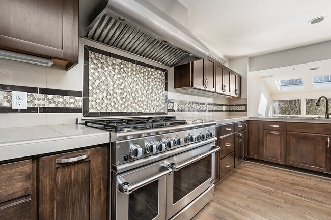 Building Photo - 4-Bedroom Luxury Home for Rent by Portland...