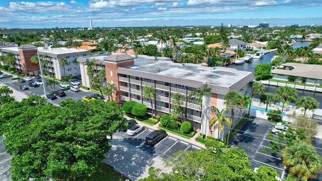 Building Photo - 3121 NE 51st St