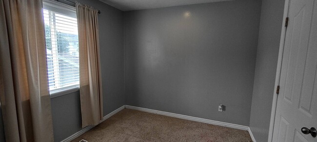 Building Photo - Quaint Home in Eagle Mountain w 2 car garage!