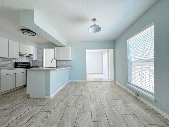 Building Photo - Northeast El Paso 4bed/3bath Refrig A/C w/...